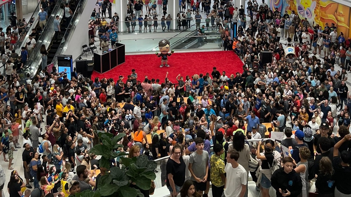 Thousands Arrives at Shopping Center to try MrBeast Burger
