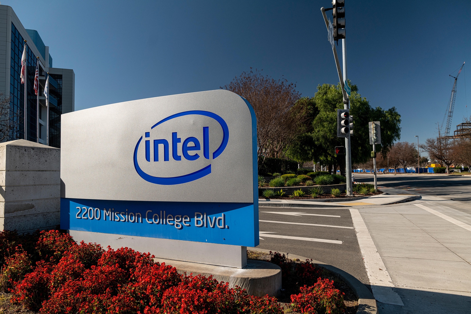 Intel plans to lay off thousands of employees as demand for PC processors begins to decline