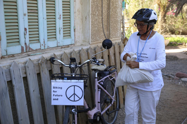 72yo man rides bike from Sweden to Egypt for climate conference, others arrive by private jet