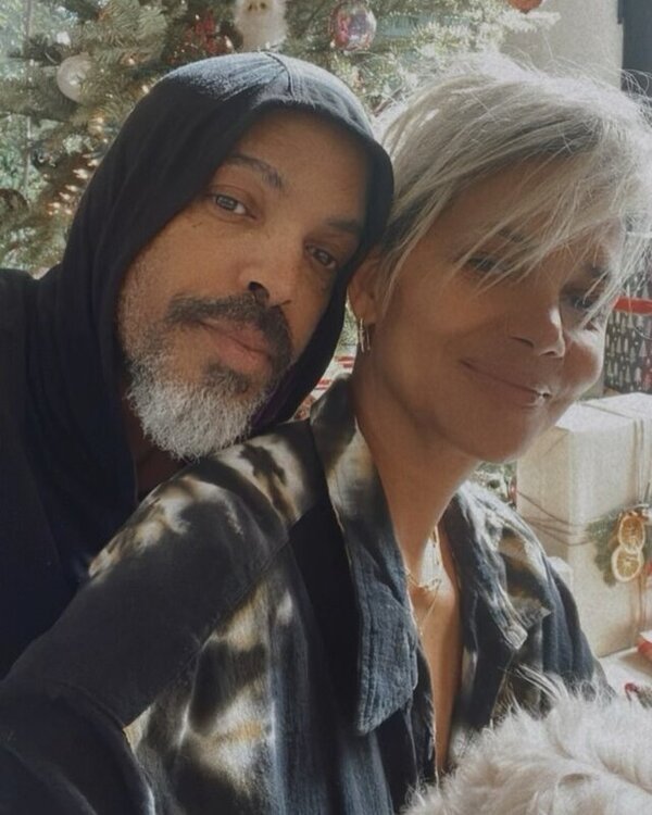 Halle Berry and Van Hunt posing in front of their Christmas tree